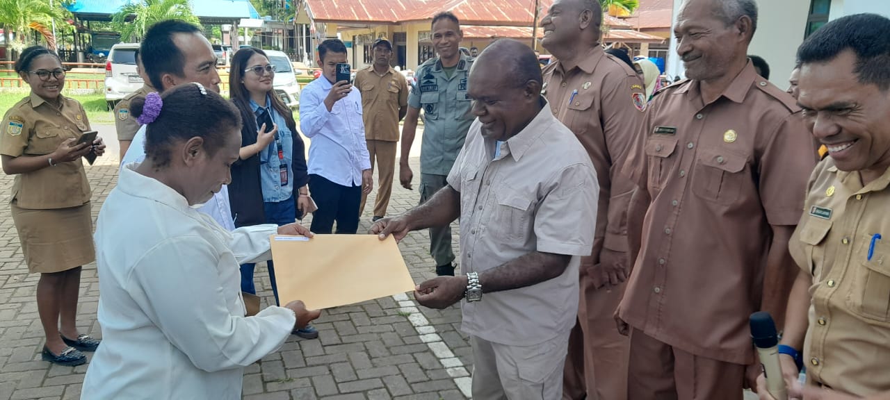 Bupati Romanus Serahkan SK CPNS dan PPPK Tersisa Formasi 2021