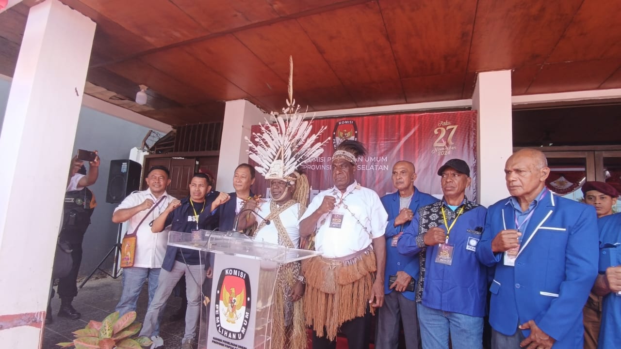 Romanus Mbaraka - Albertus Muyak Serahkan Dokumen Pendaftaran dan Menerima Tanda Terima dari KPU