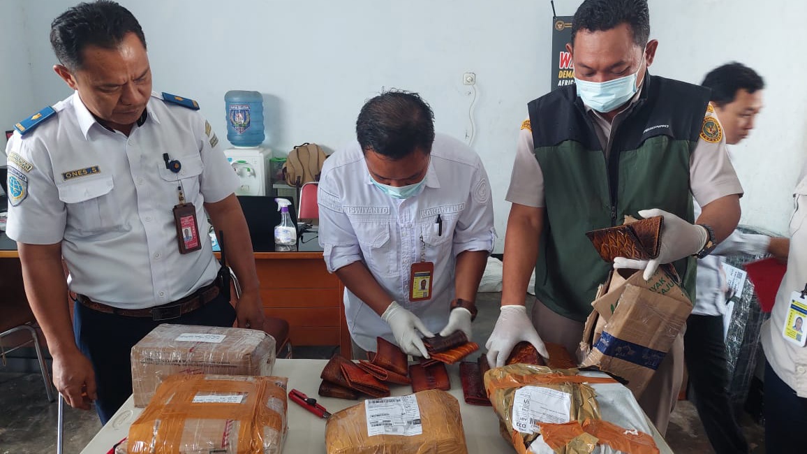 Tak Kantongi Dokumen Karantina, Puluhan Dompet Kulit Buaya Diamankan