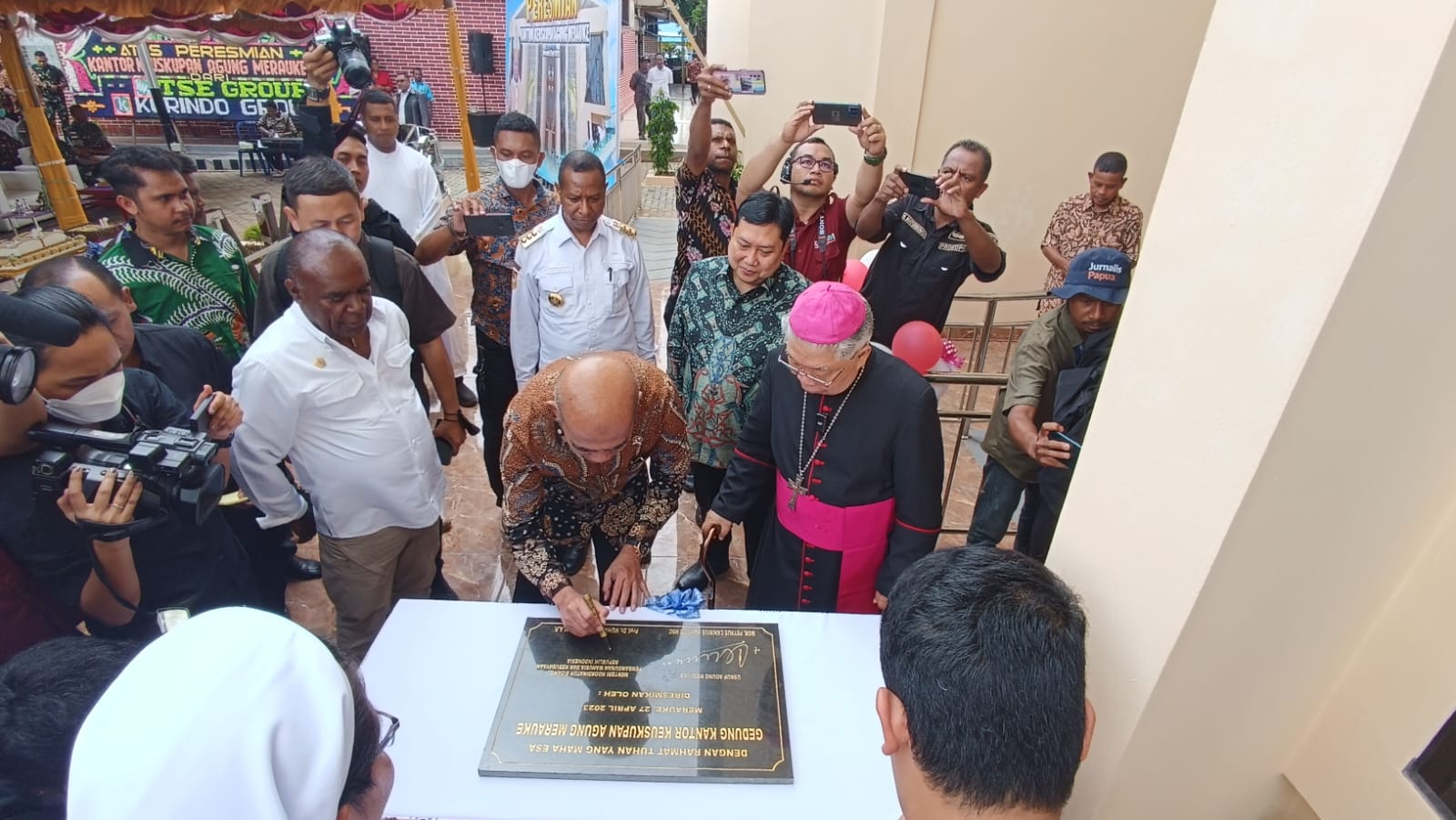 Menko PMK Resmikan Gedung Kantor Keuskupan Merauke