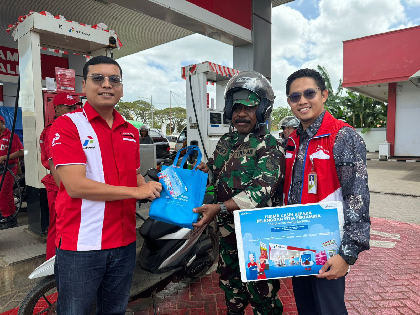 Peringati Hari Pelanggan 2024, Pertamina Merauke Bagikan Merchandise ke Pelanggan BBM Non Subsidi