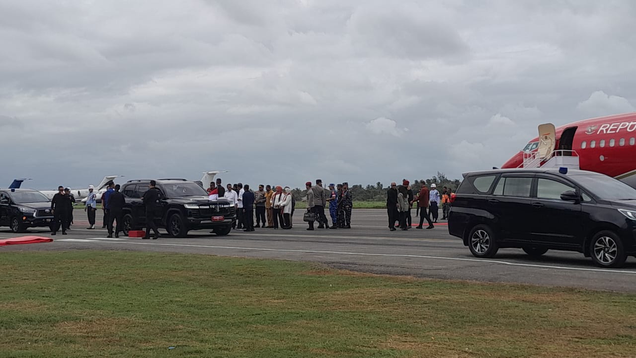 Presiden Jokowi Didampingi Ibu Iriana Tiba di Bandara Mopah