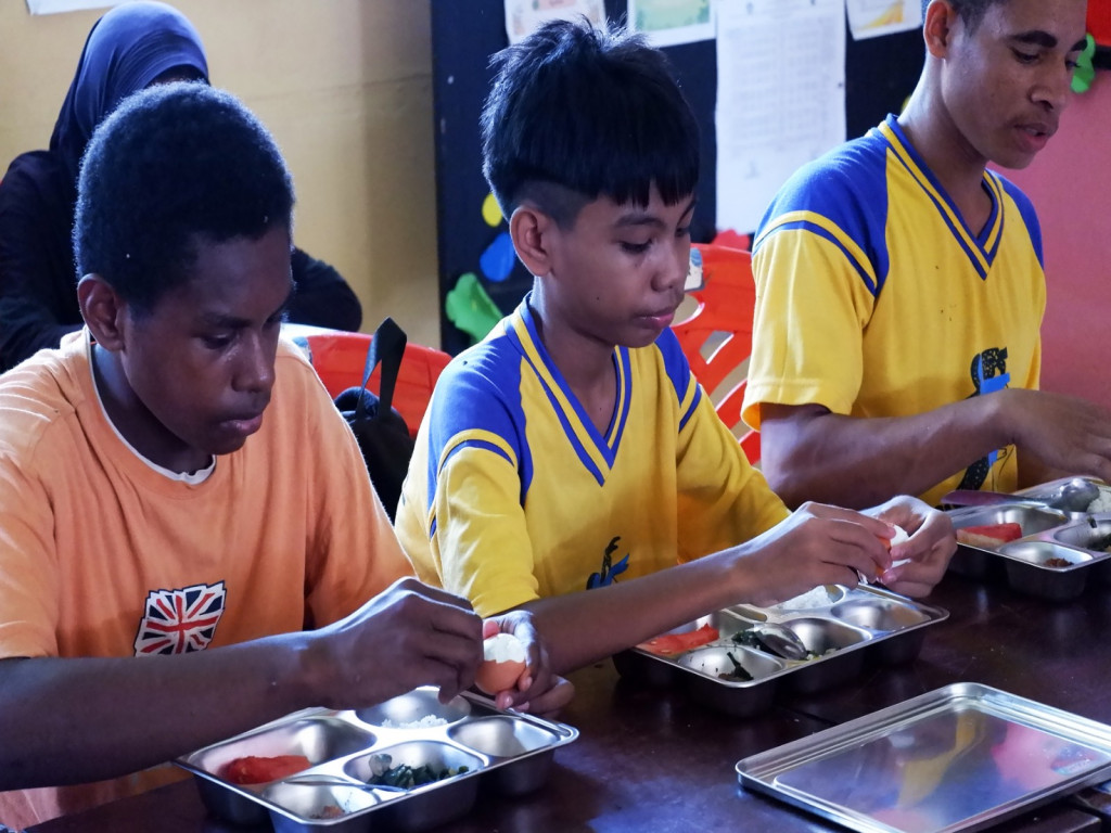 Ratusan Siswa SMP Negeri Buti Merauke Diberikan Makan Gratis