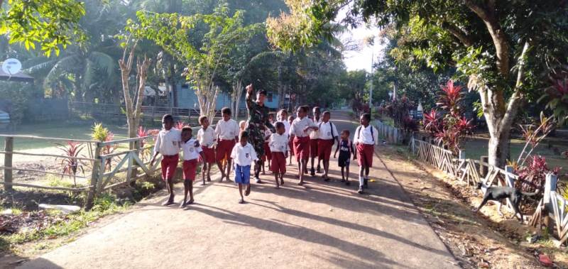 Anggota Yonmek Raider 411 Lakukan Antar Jemput untuk Motivasi Belajar Anak