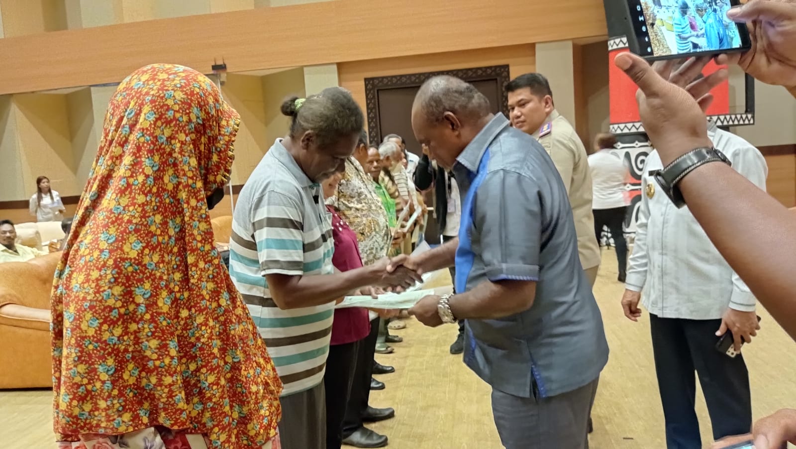 Bupati Merauke Serahkan 333 Sertifikat Tanah Kepada Pemiliknya
