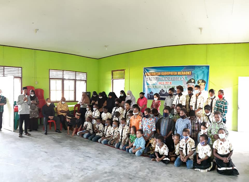 Panitia Safari Ramadhan berbagi kasih dengan anak-anak Panti Asuhan Kartini