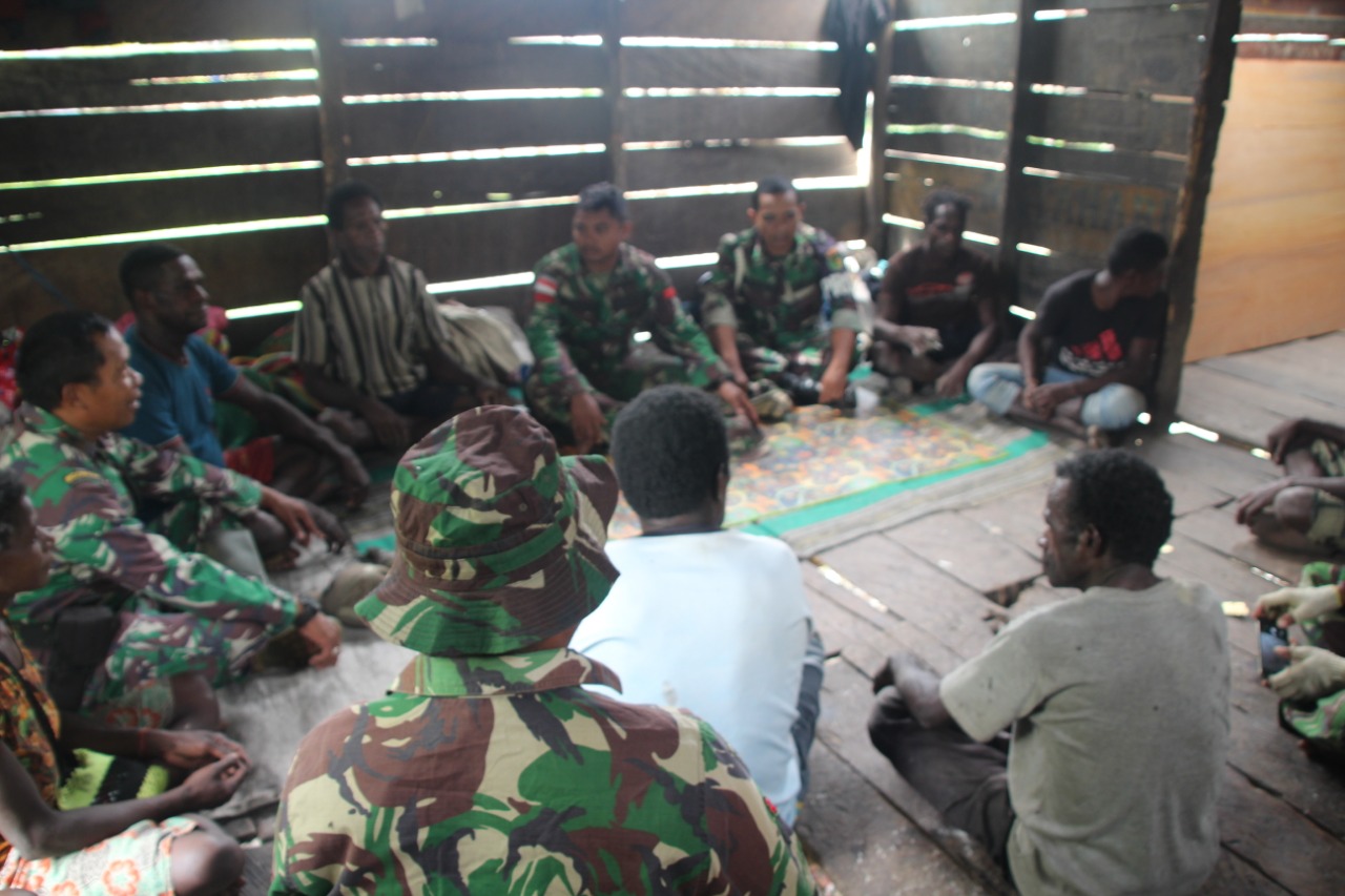 Satgas TMMD Ke-106 Kodim 1707/Merauke Anjangsana Ke Rumah Warga
