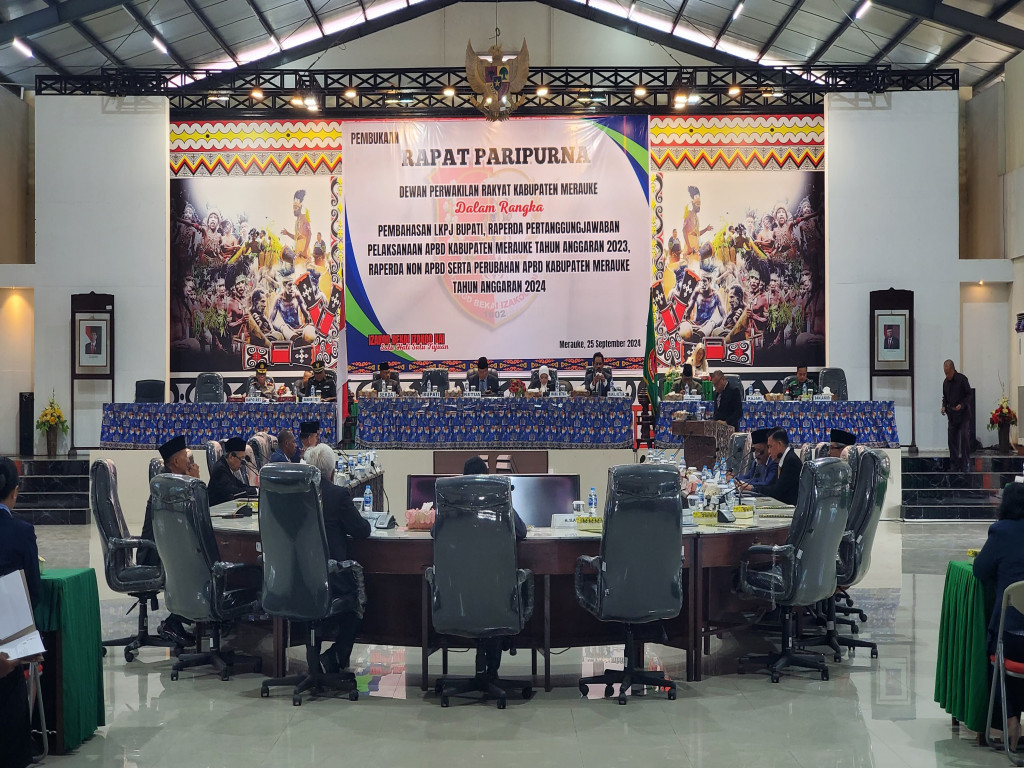 Sekda Merauke Yermias Ndiken Sampaikan LKPJ Bupati Dalam Rapat Paripurna Dewan