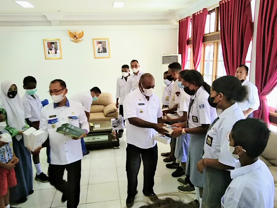 Bupati dan Wabup Merauke Serahkan 500 Handphone Android ke Pelajar
