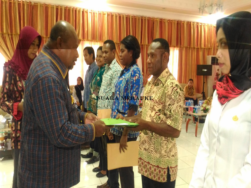 Bupati Merauke Serahkan 40 SK CPNS Formasi Khusus
