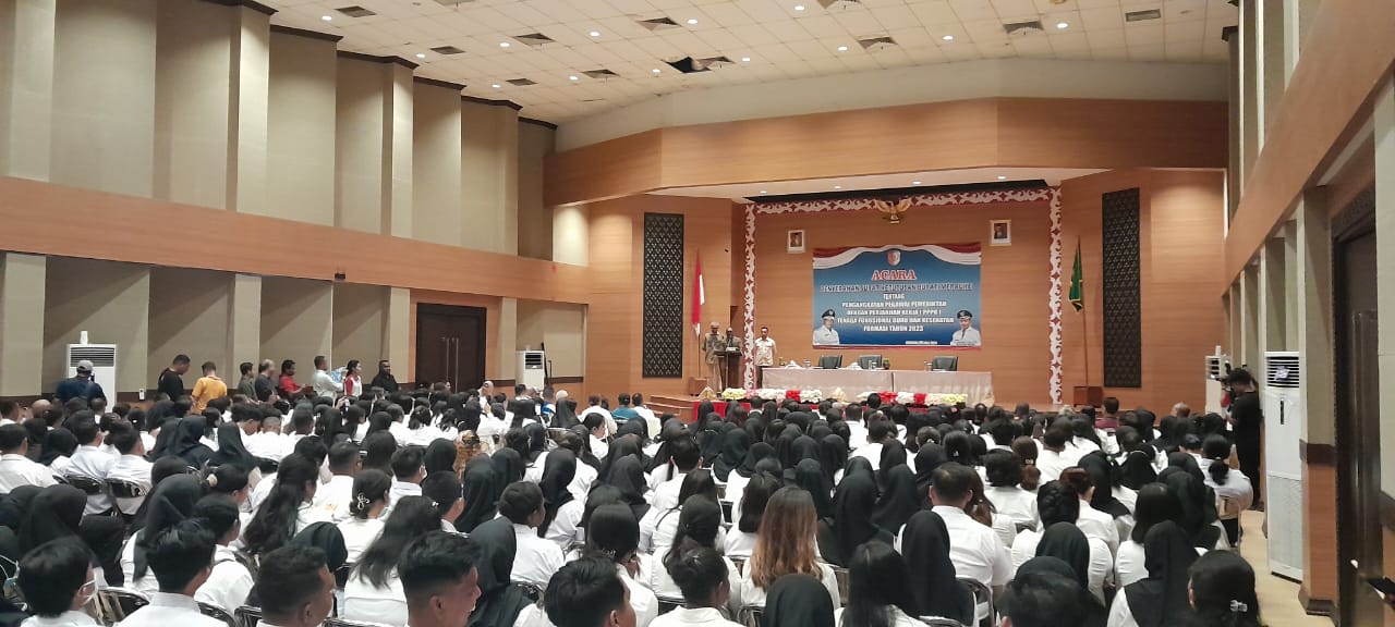 Romanus Mbaraka Serahkan 445 SK Pegawai Pemerintah dengan Perjanjian Kerja (PPPK) Formasi Tahun 2023