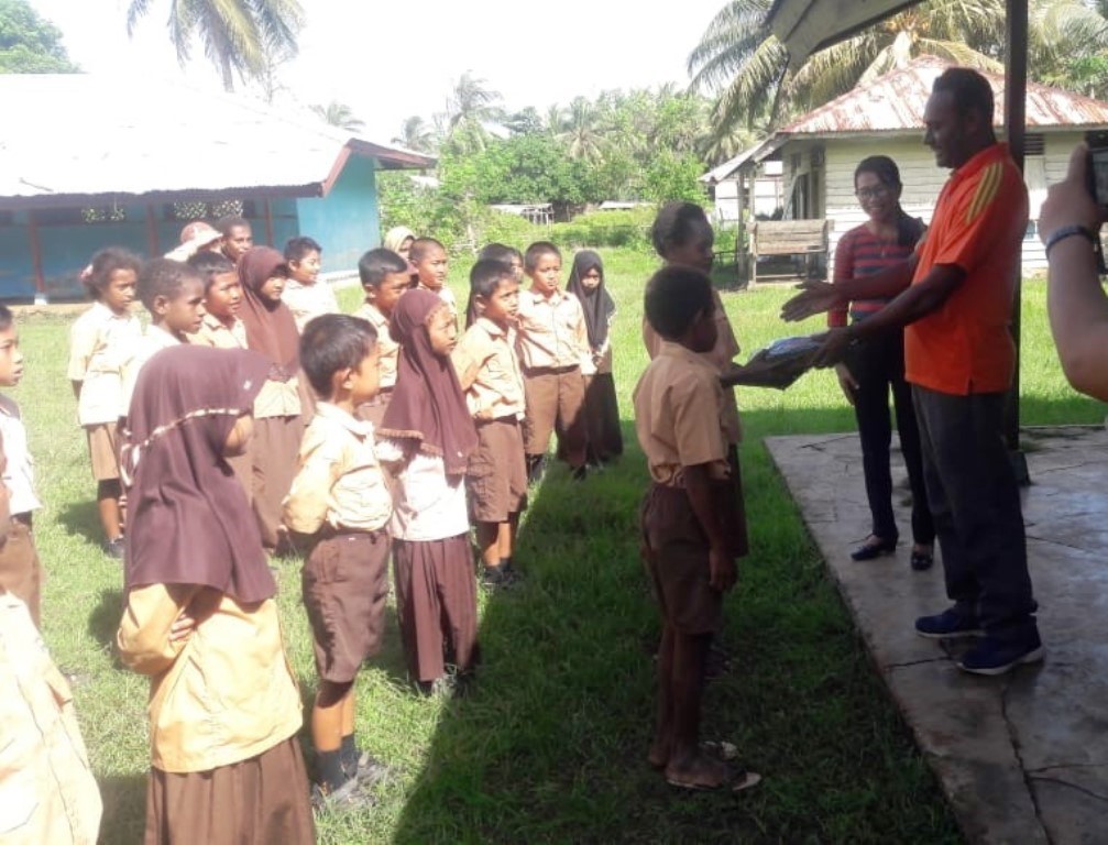 1.000 Murid SD di Okaba Dapat Bantuan Sepatu Sekolah