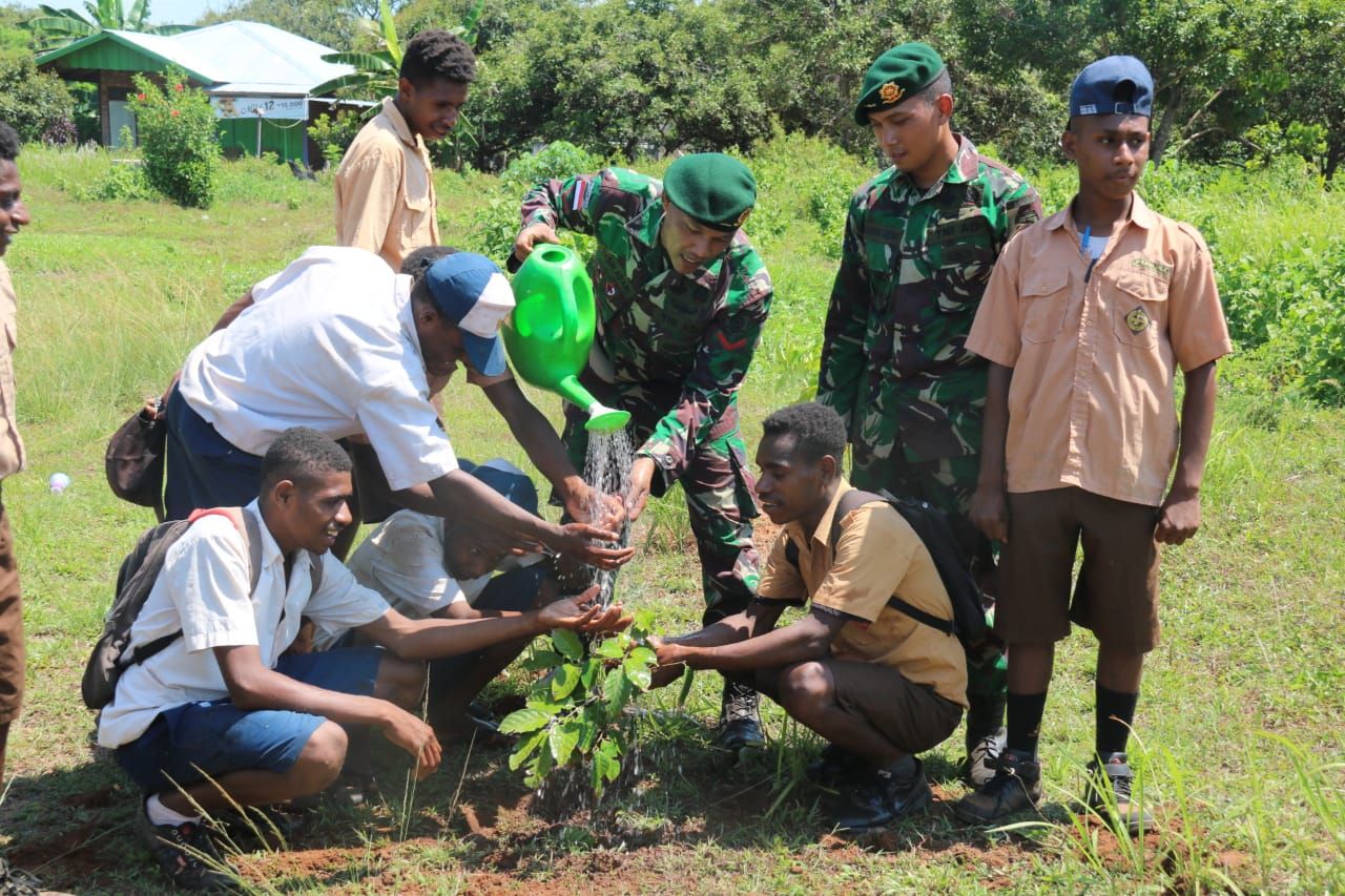 Pelajar SMP Negeri 03 Muting Tanam Pohon Di Lingkungan Sekolah