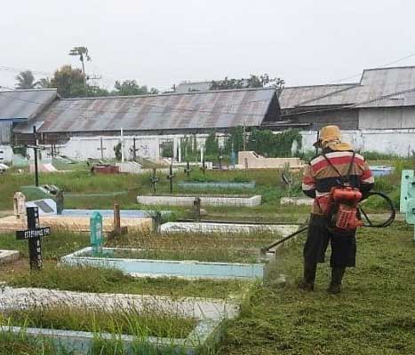 Hut Bhayangkara ke Ã¢â‚¬â€œ 72 Polres Merauke Bersihkan TMP Trikora