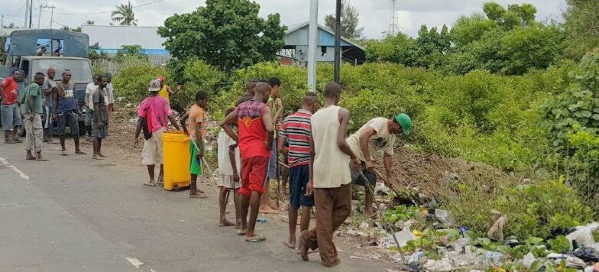 Gandeng Warga, TNI AL Bersih-bersih Pantai Lampu Satu