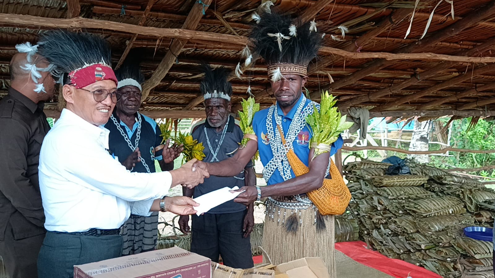 Pemkab Merauke Serahkan Bantuan Jelang Pesta Pelepasan Leluhur