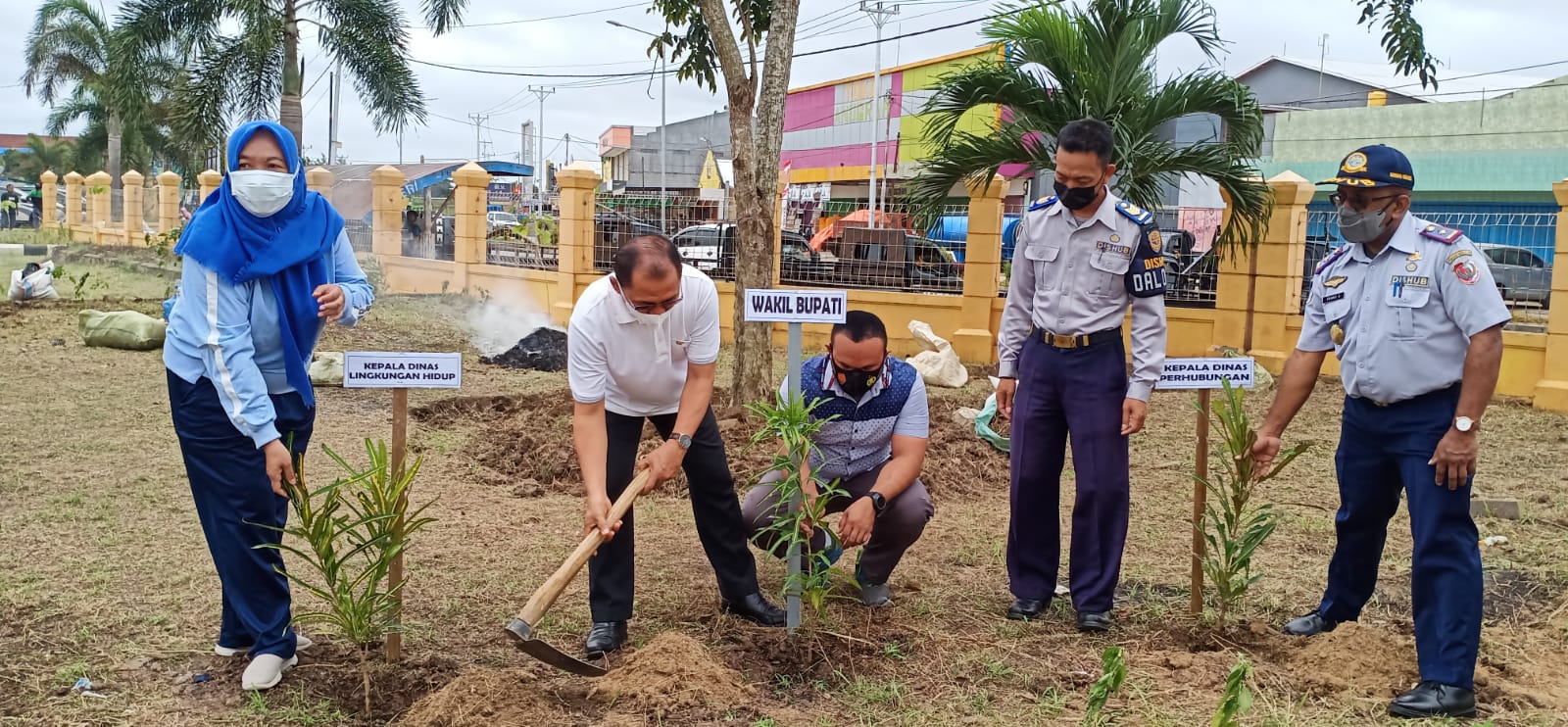 Wabup Merauke Ikut Menanam Pohon dan Bunga Sekitar Terminal Wamanggu