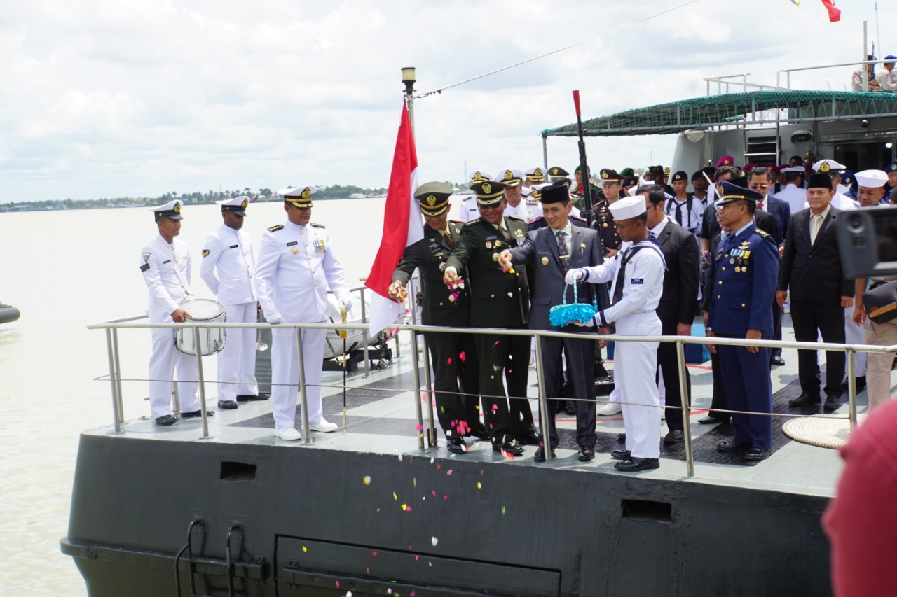 Tabur Bunga Peringati Hari Pahlawan Di Dermaga Perikanan Merauke