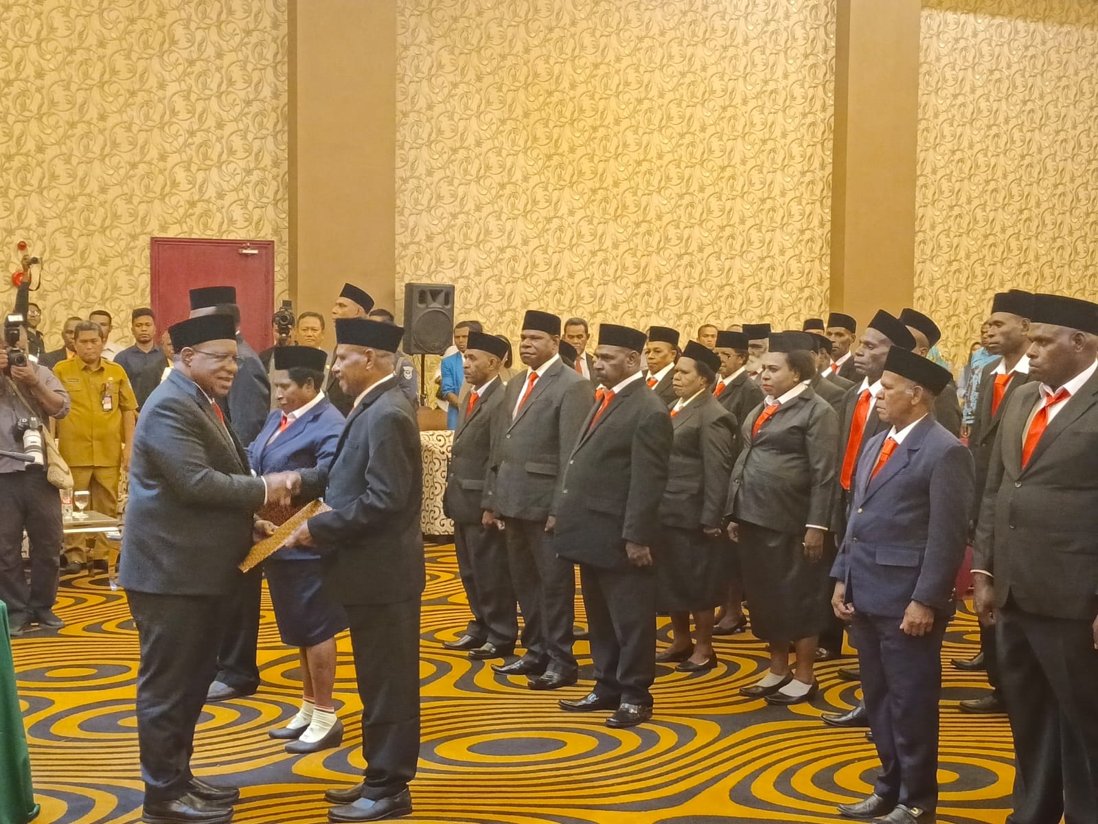 Wamendagri Lantik 33 Anggota MRP Papua Selatan Masa Jabatan 2023-2028
