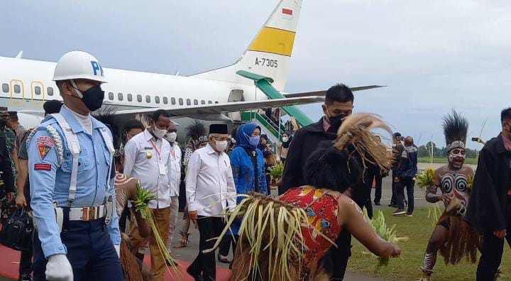 Wapres Maruf Amin Tiba di Bandara Mopah Merauke