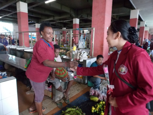Hari Kartini, Mahasiswi Akbid Yaleka Maro Bagi-Bagi Bunga