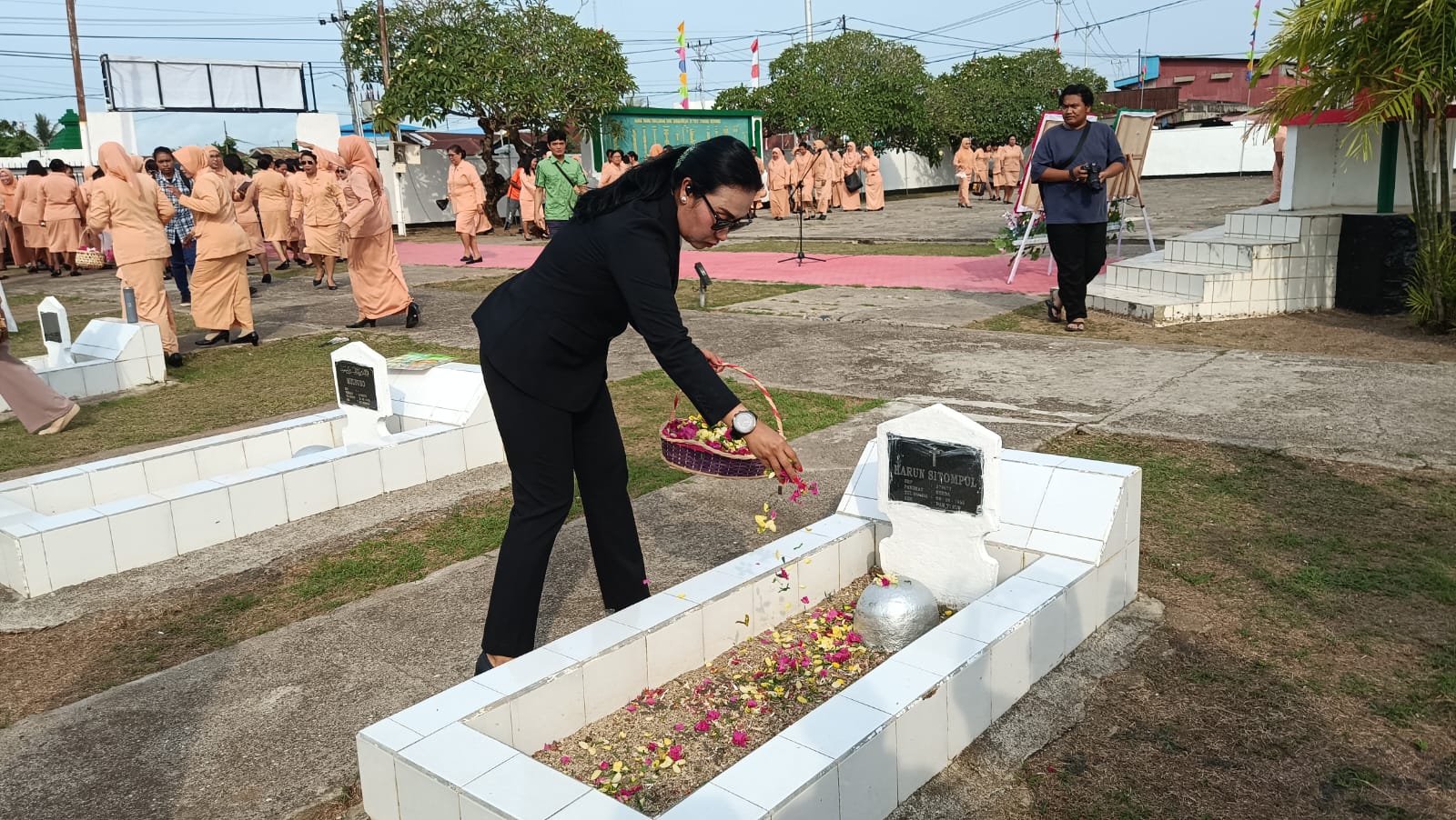 Jajaran Dharma Wanita Papua Selatan Tabur Bunga di TMP Trikora
