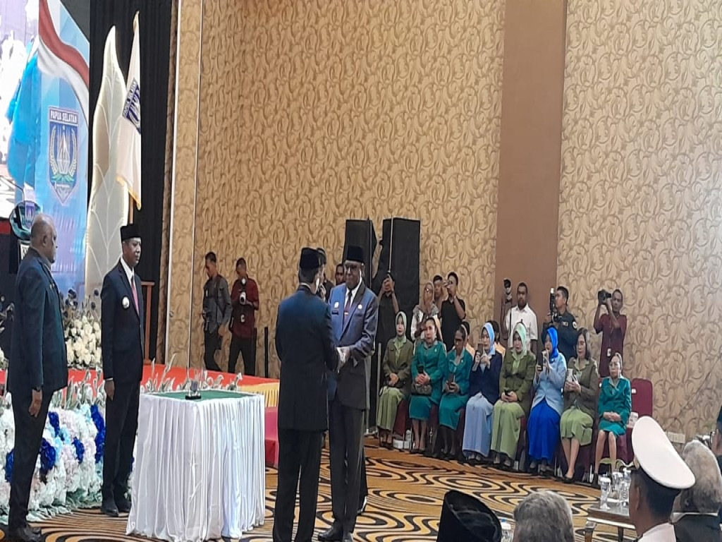 Sekda Papua Selatan, Ferdinandus Kainakaimu Dilantik Gubernur Apolo Safanpo