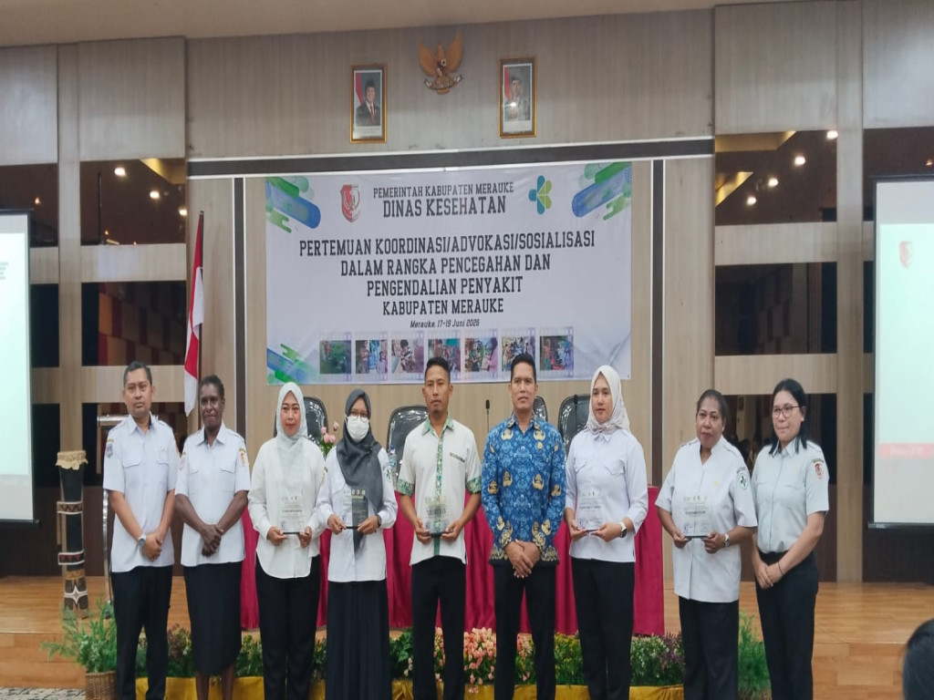 Dinkes Kabupaten Merauke Berikan Penghargaan Kinerja Terbaik Kepada Enam Puskesmas