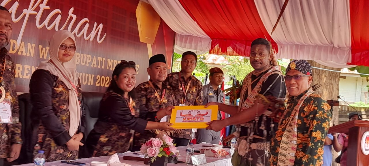 Cristian Gebze dan Kusmanto Pasangan Pertama Mendaftar ke KPU Merauke