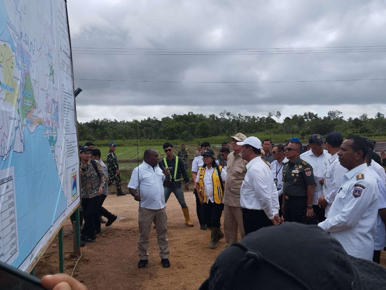 Menteri Pertanian Serahkan Alat Mesin Pertanian di Merauke