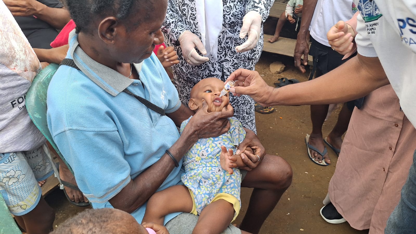 Anak Usia 0-7 Tahun di Pemukiman Asmat Kabupaten Merauke Diberi Imunisasi Polio