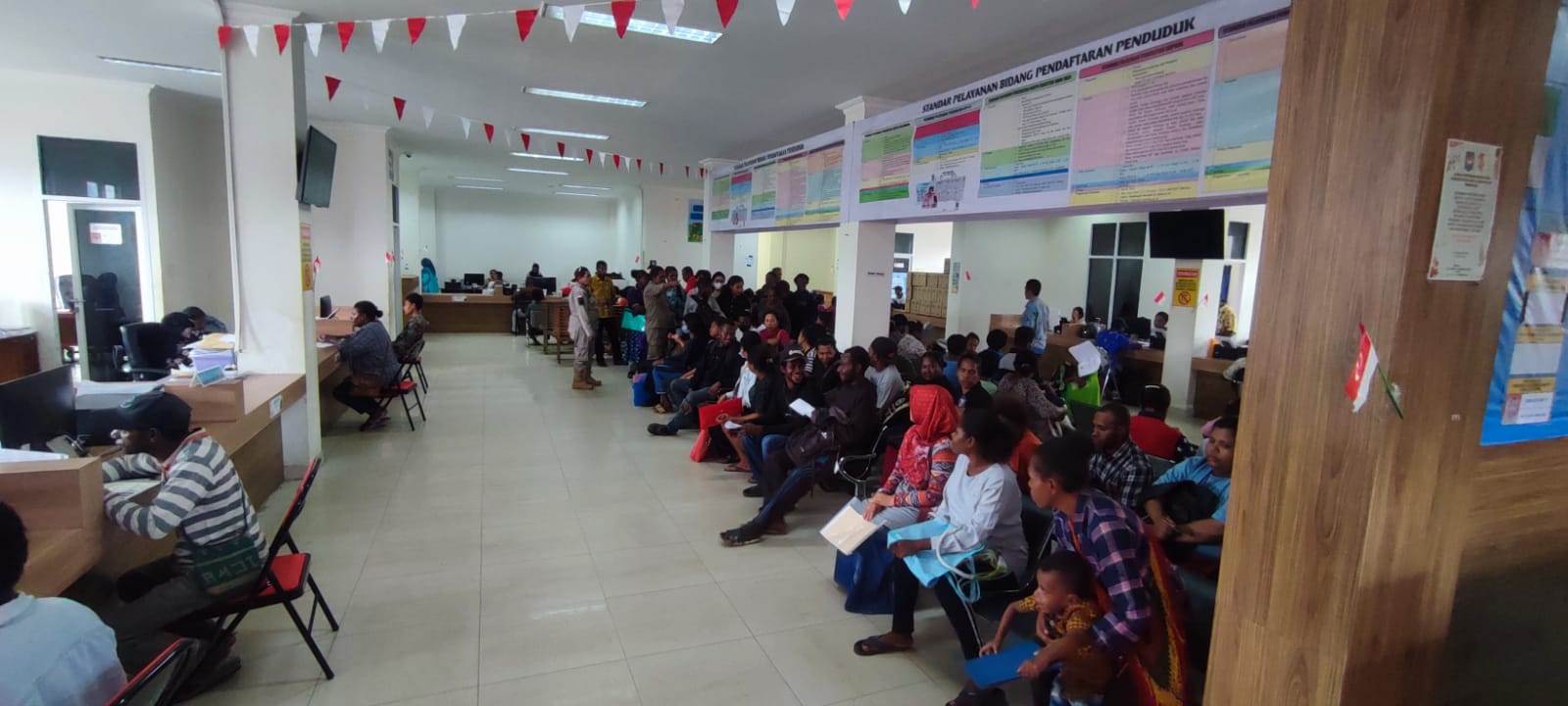 Dibukanya Formasi CPNS 2024, Masyarakat Padati Disdukcapil Merauke