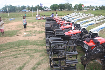 Petani OAP Keluhkan Biaya Sewa Traktor Bajak Lahan